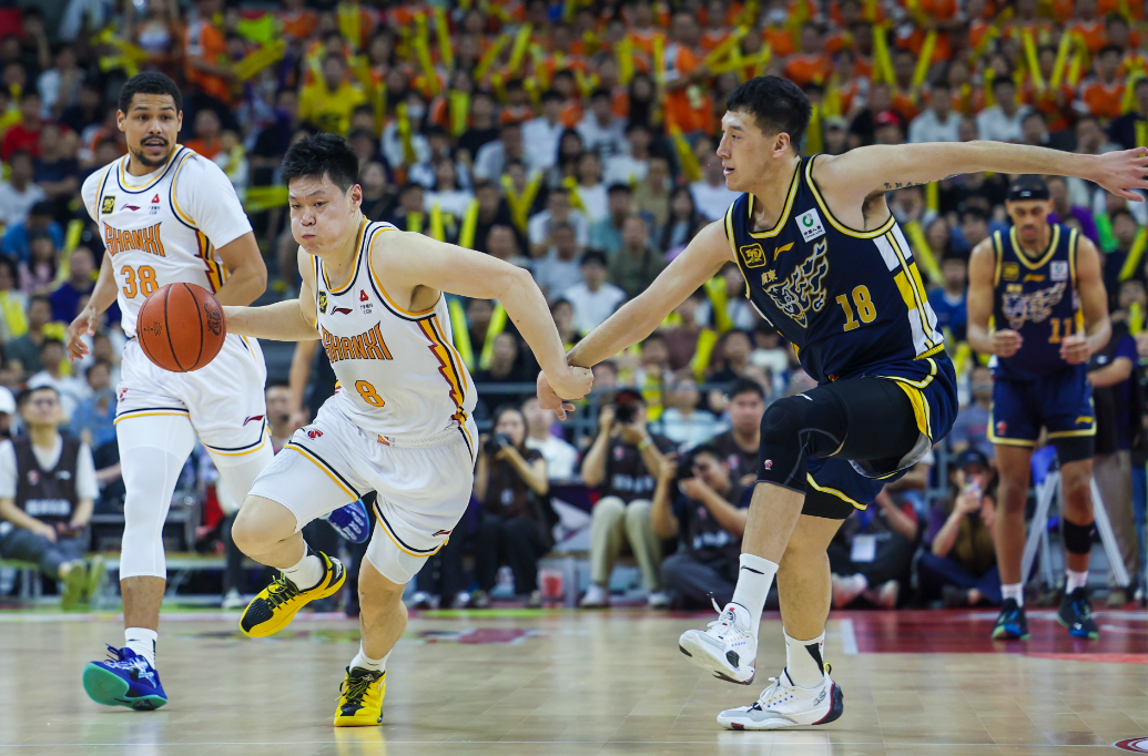 官方下勒沃库森迎CBA季后赛关键赛，转会期完成体检，目标明确，临场指挥获称赞的简单介绍